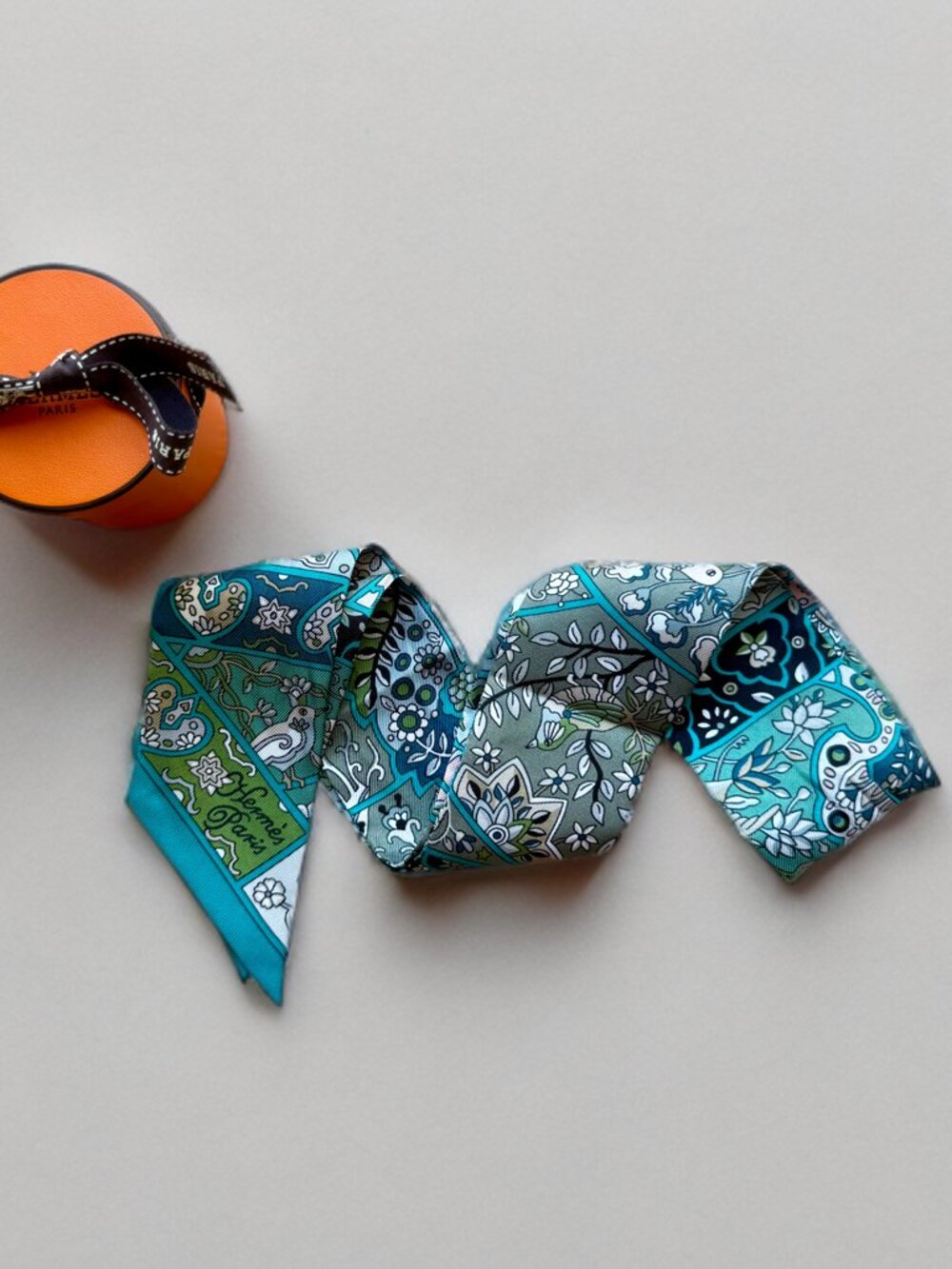 Hermes Blue Turquoise Au Pays des Oiseaux Fleurs Silk Twilly Scarf